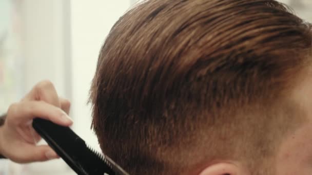 Berber Dükkanında Saç Kesimi Yapan Genç Adam — Stok video