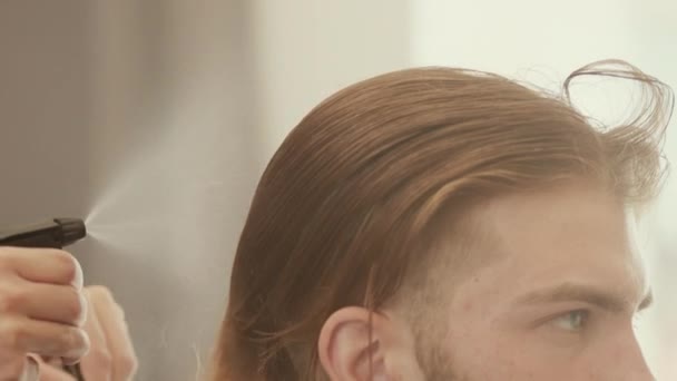 Berber Dükkanında Saç Kesimi Yapan Genç Adam — Stok video