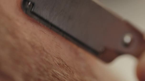 Berber Dükkanındaki Adam Saç Kesimi Yapıyor — Stok video