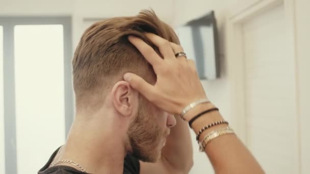Mann Friseursalon Beim Haarschnitt — Stockvideo