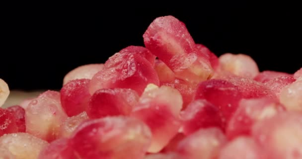 Nahaufnahme Von Nassen Granatapfelkernen Auf Schwarzem Hintergrund — Stockvideo