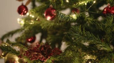 Noel ağacı süsleme, mutlu noeller ve yeni yıl konseptinin kesilmiş görüntüleri. 