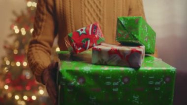 Noel 'de kutuları olan bir adamın kısmi görüntüleri, mutlu noeller konsepti. 