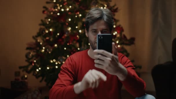 Mutlu Adam Dekore Edilmiş Noel Ağacının Yanında Selfie Çekiyor — Stok video