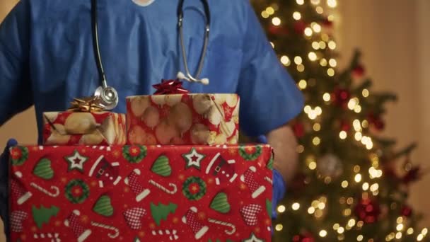 Чоловік Лікар Презентує Різдвяні Подарунки Веселі Різдвяні Концепції Кадри — стокове відео