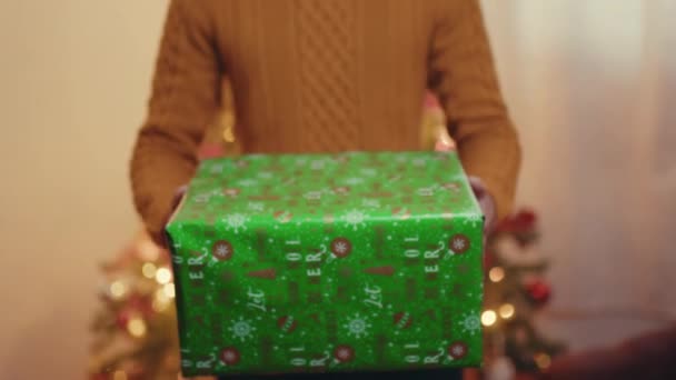 Filmación Recortada Del Hombre Dando Caja Regalo Navidad Feliz Concepto — Vídeos de Stock