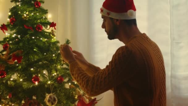 Imagens Homem Decorando Árvore Natal Xmas Alegres Conceito Ano Novo — Vídeo de Stock