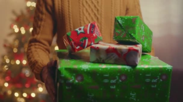 Částečné Záběry Člověka Dárkovými Krabicemi Vánocích Šťastný Vánoční Koncept — Stock video