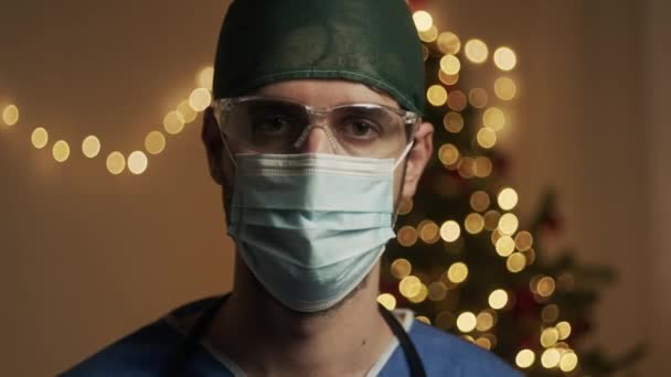 Arzt Nimmt Maske Coronavirus Und Weihnachtskonzept Video — Stockvideo
