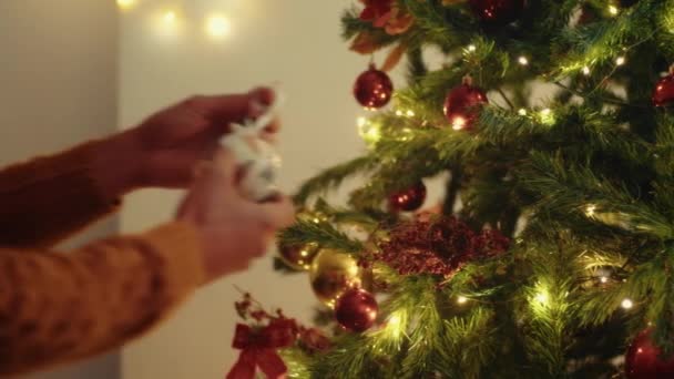 Cropped Footage Man Decorating Christmas Tree Merry Xmas New Year — Stock Video