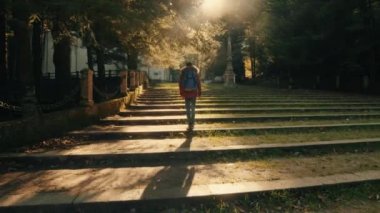 Parkta yürüyen adamın dikiz görüntüsü