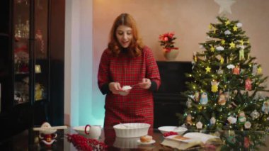 Mutlu kız Noel kutlaması için tatlı pişiriyor. 