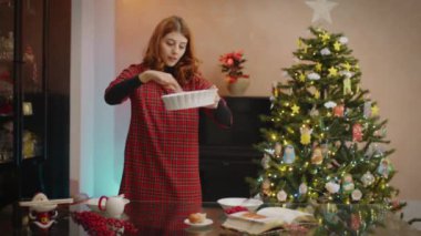 Evde Noel pastanesi, xmas ve yeni yıl konsepti yapan bir kızla görüntüler. 