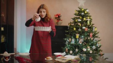 Mutlu kız Noel kutlaması için tatlı pişiriyor. 