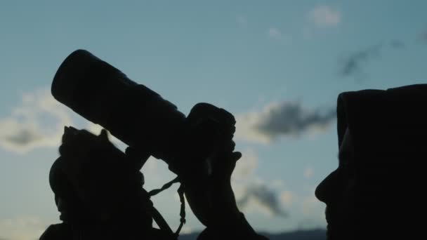 Silueta Muže Fotografování Kameře Proti Večerní Obloze — Stock video