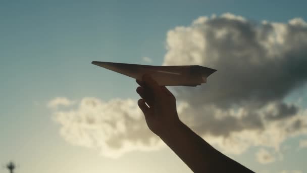 Κομμένο Υλικό Από Χάρτινο Αεροπλάνο Ανδρικό Χέρι Ενάντια Στον Ουρανό — Αρχείο Βίντεο