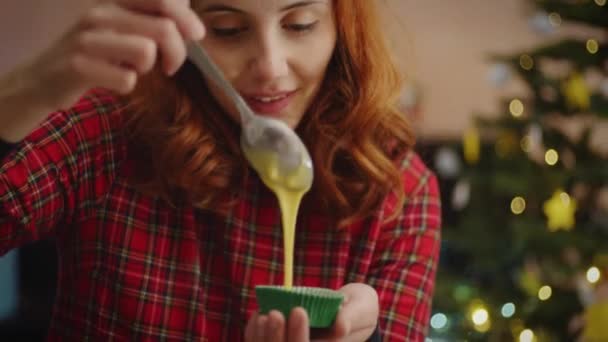 Χαρούμενο Κορίτσι Μαγειρεύει Γιορτινά Γλυκά Για Χριστουγεννιάτικη Γιορτή — Αρχείο Βίντεο