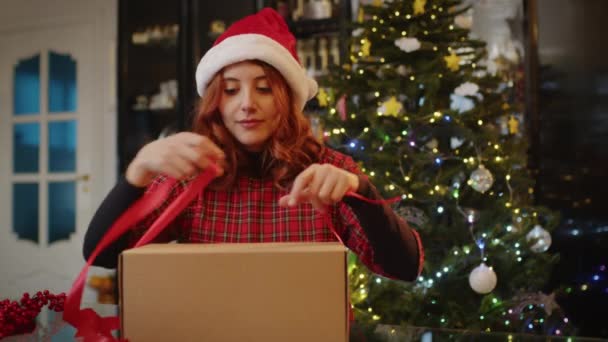 Κορίτσι Παρόν Κουτί Χριστούγεννα Concept Πλάνα — Αρχείο Βίντεο