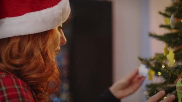 Ελκυστικό Κορίτσι Διακόσμηση Χριστουγεννιάτικο Δέντρο Στο Σπίτι Πλάνα — Αρχείο Βίντεο