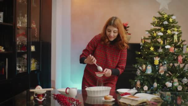 Mutlu Kız Noel Kutlaması Için Tatlı Pişiriyor — Stok video