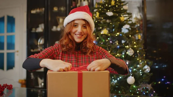 Happy Young Girl Gift Box Home Christmas Concept – stockfoto