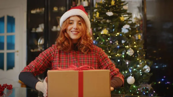 Happy Young Girl Gift Box Home Christmas Concept – stockfoto