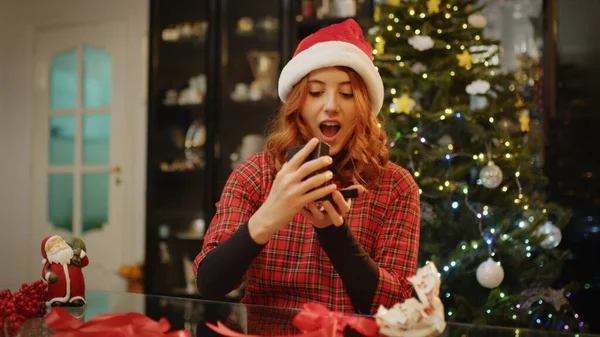 Surprised Girl Her Gift Christmas – stockfoto