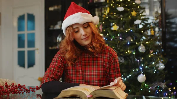 Gadis Cantik Membaca Buku Selama Natal Rumah — Stok Foto