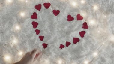 Kalp sembolü yapan adamın kısmi görüntüsü 