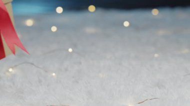 Sevgililer Günü hediyesini koyan adamın kırpılmış görüntüleri. 