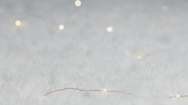 Sevgililer Günü hediyesini koyan adamın kırpılmış görüntüleri. 