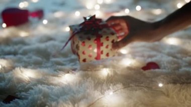 Erkek eli hediyesi, Sevgililer Günü konsepti 