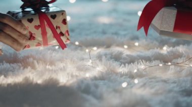 Sevgililer Günü konsepti için hediye veren insanların kısmi görüntüsü