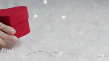 Sevgililer Günü hediyesini koyan adamın kırpılmış görüntüleri. 