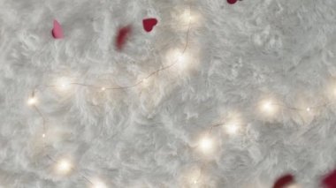 Düşen kalp sembolleri Aziz Sevgililer Günü görüntüleri eşleşiyor.