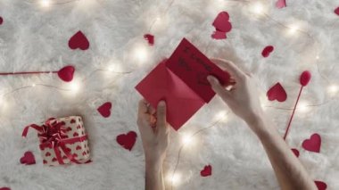 Sevgililer Günü için aşk mektubu olan bir adam videoyu kesti. 