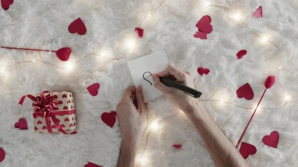 Mann Mit Liebesbrief Zum Valentinstag Abgeschnitten Video — Stockvideo