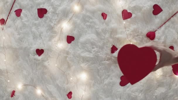 Männliche Hand Schenkt Geschenk Valentinstag Konzept — Stockvideo