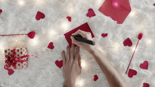Hombre Con Amor Carta Para San Valentín Día Recortado Vídeo — Vídeos de Stock