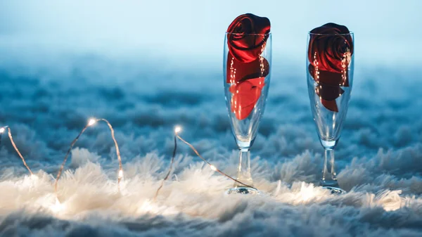 Glasses of Champagne with red roses on the right – stockfoto