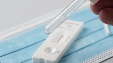 Covid 19 ev yapımı pamuk testi yapan bir çocuk.