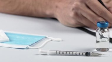 Covid 19 ev yapımı pamuk testi yapan bir çocuk.