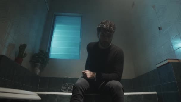 Joven chico deprimido sentado en la bañera — Vídeos de Stock