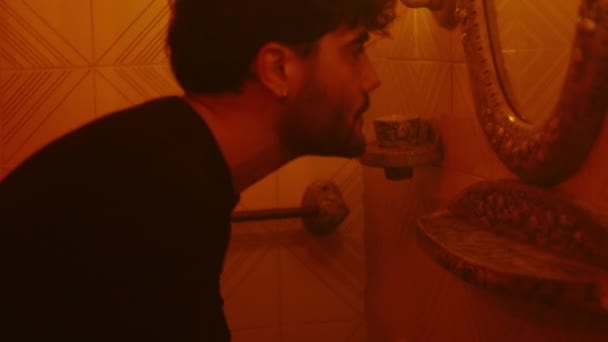 Loco chico en el baño en casa grita — Vídeo de stock