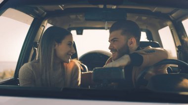 Sevgililer gününde mutlu çocuk ve kız off road arabasında
