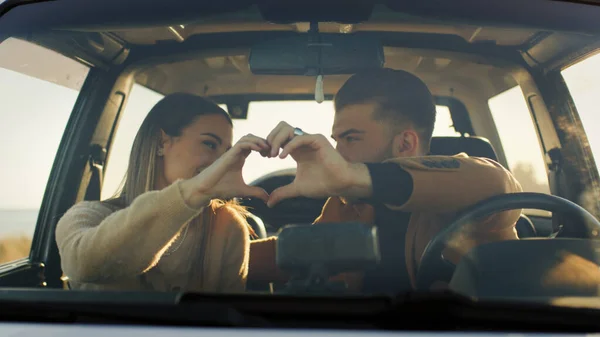 Happy boy and girl in the off road car during valentines day — Φωτογραφία Αρχείου