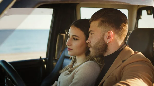 Happy boy and girl in the off road car during valentines day — Stockfoto