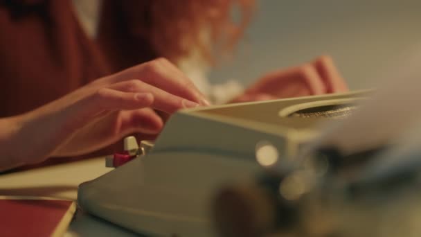 Крупним планом молода дівчина пише на друкарській машинці — стокове відео