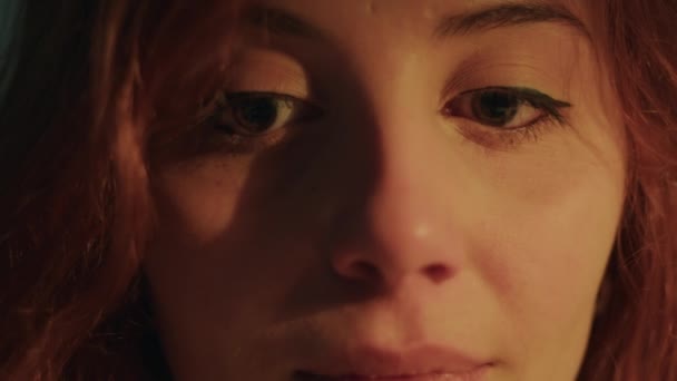Sorglig italiensk flicka gråter på natten i rummet — Stockvideo