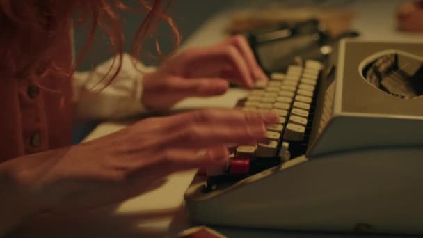 Menina triste e decepcionada escreve sobre a máquina de escrever — Vídeo de Stock